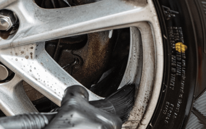 4 Steps To Keep Your Wheels and Tyres Clean